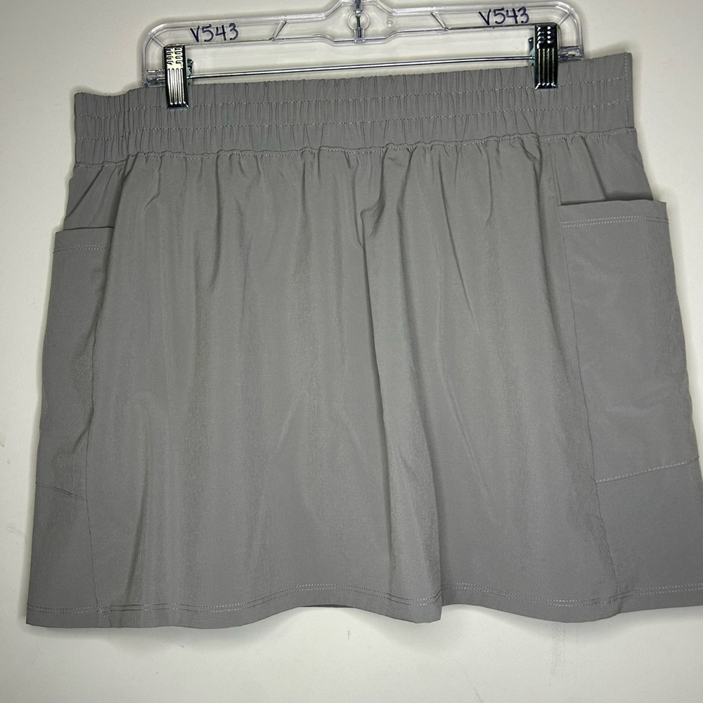 Ladies gray Realtree fishing skort with pockets XXL. SKU A39 - Picture 2 of 5